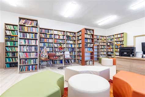 Tematické foto: školská knižnica, knihy, žiaci