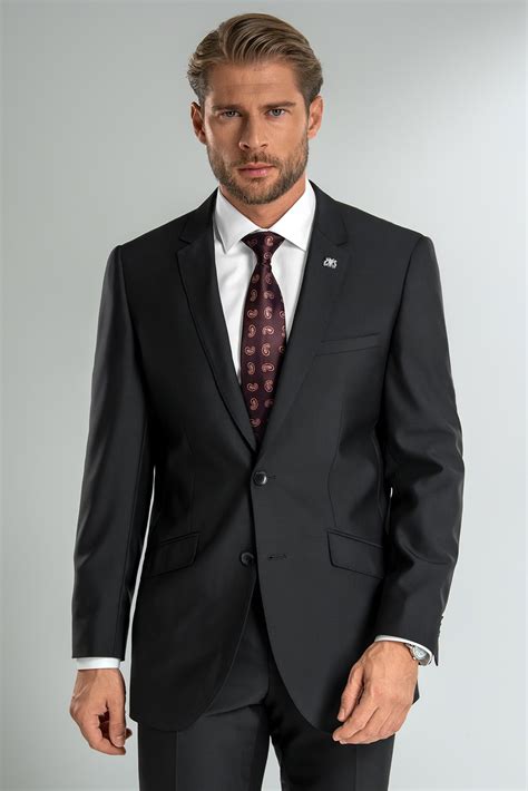 štýlový čierny oblek Gerzoni kombinovateľný s rôznymi košeľami a doplnkami