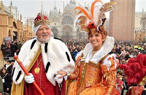 Ilustrácia benátskeho karnevalu s ľuďmi v kostýmoch a maskách na námestí sv. Marka