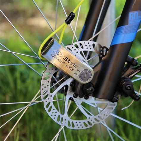 Ilustrácia moderného GPS cyklopočítača a smart zámku na bicykel.