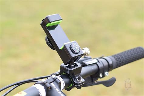 Ukážka elektrobicykla s príslušenstvom ako držiak na smartfón, GPS tracker a silné osvetlenie.