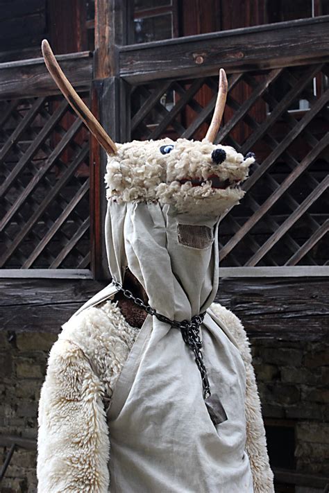 Ilustrácia rôznych tradičných slovenských fašiangových masiek, ako sú medveď, turoň, slamenný mužiak a rôzne strašidelné či humorné postavy.