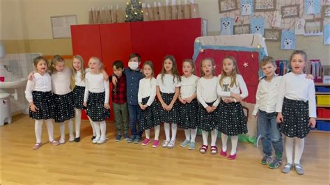 Ilustračná fotografia detí tancujúcich počas vianočnej besiedky.