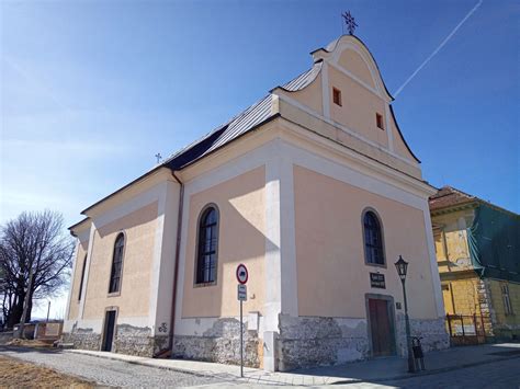 detailná fotografia klasicistického reformovaného kostola v Neporadzi s popisom architektonických prvkov