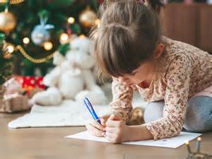 Ilustračná fotografia rôznych malých darčekových predmetov vhodných pre učiteľov, ako sú zápisníky, sviečky a pochutiny.