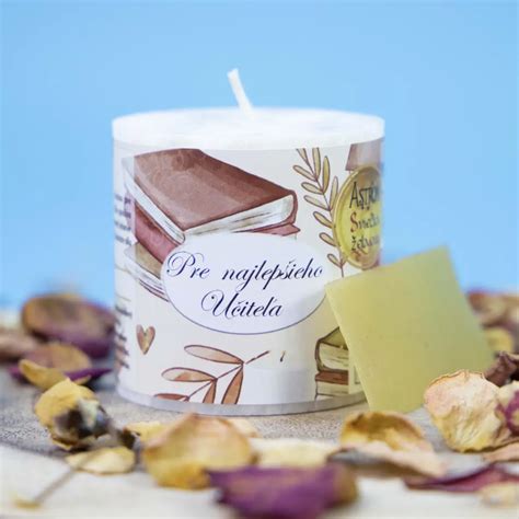 Dieťa sypúce farebný vosk do pohára na výrobu vlastnej sviečky ako darček pre učiteľa.