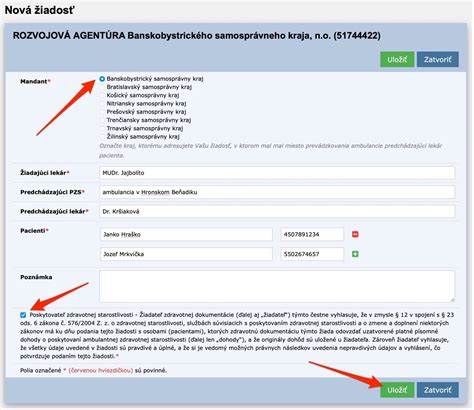 Ilustračné foto osoby vypĺňajúcej online formulár žiadosti o pôžičku.