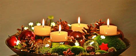 Inforgrafika zobrazujúca adventný veniec a štyri sviece s ich symbolikou