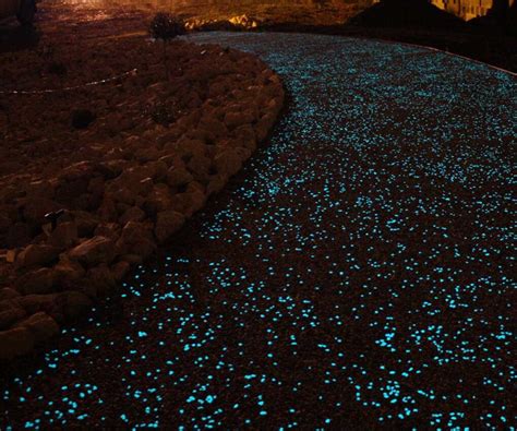 Svietiace luminarias v tme