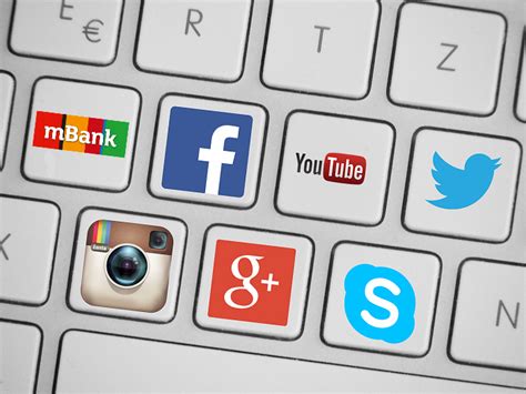 Ilustračná fotografia znázorňujúca rôzne sociálne médiá a symboly online komunikácie.