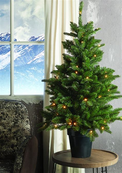 Detailný pohľad na 120 cm umelý stromček v štýlovom kvetináči s LED osvetlením