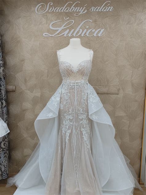 Nevesta skúša rôzne typy svadobných šiat v elegantnom salóne