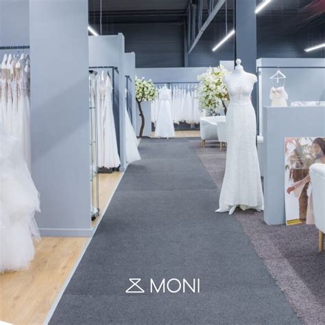 Exteriér a interiér Svadobného domu MONI s množstvom šiat