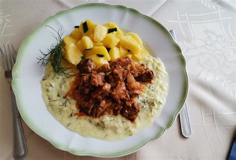 Dva taniere s hlavným svadobným jedlom - jedno s hovädzím mäsom a omáčkou, druhé s kuracím rezňom a prílohou