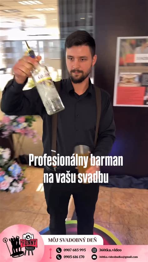 Svadobný bar s profesionálnym barmanom pripravujúcim farebné koktaily