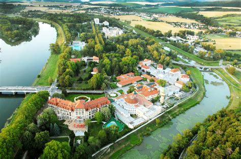 Pohľad na Hotel Máj v Piešťanoch v zimnom období