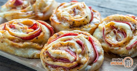 detailný záber na chrumkavé taštičky samosa a pizza slimáky na podnose