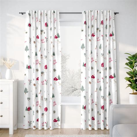 Zasnežený vianočný záves z vatičiek na okne