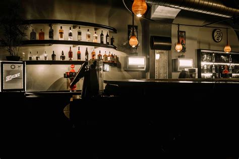 Interiér swingers klubu s barom a lounge zónou