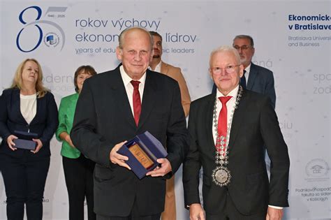 Rektor EUBA odovzdáva ocenenie laureátovi