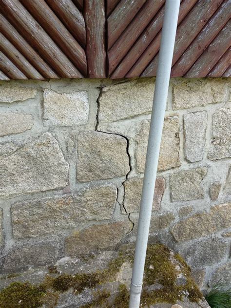 Príklad nesprávne realizovaného detailu fasády s prasklinami