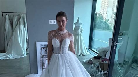 Nela Pocisková v bielych svadobných šatách z predstavenia