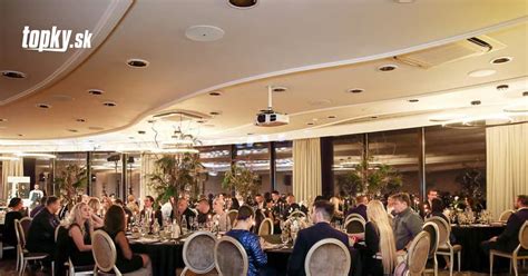 Interiér svadobnej sály hotela Zlatý Kľúčik s elegantnou výzdobou a stolmi prestretými pre hostí.