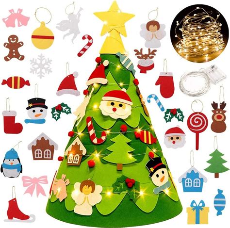 Deti zdobia vianočný stromček