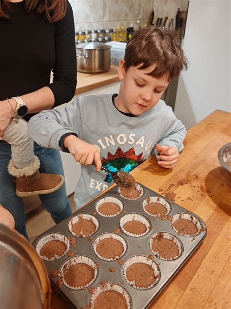 Deti pečú medovníčky