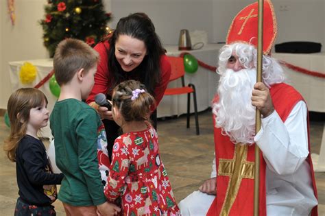 Deti s Mikulášom a anjelom