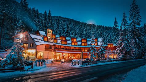 Záber na Relax hotel FIM situovaný v prírodnom prostredí Demänovskej doliny s výhľadom na hory