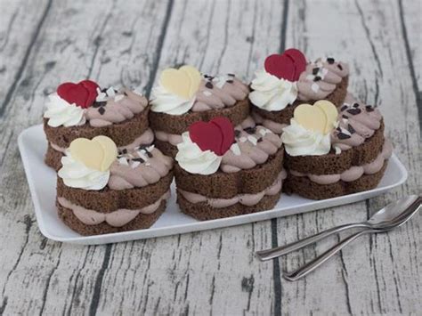 Ilustračná fotografia rôznych valentínskych koláčov a zákuskov.