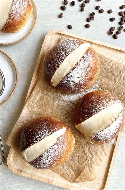 Fotografia hotových kysnutých koláčikov v tvare sŕdc plnených krémom.