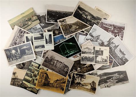 Ilustračná fotografia zbierky starých pohľadníc rôznych tém
