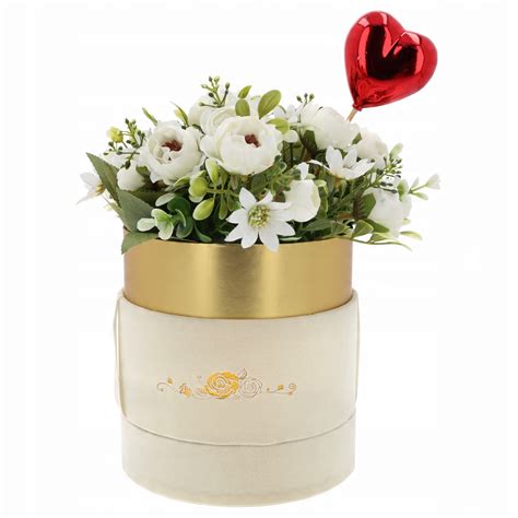 Detailný záber na elegantný flower box s ružami v luxusnom darčekovom balení