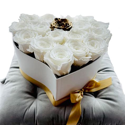 Schéma zloženia flower boxu: stabilizované ruže, sušené materiály a dekoračné doplnky