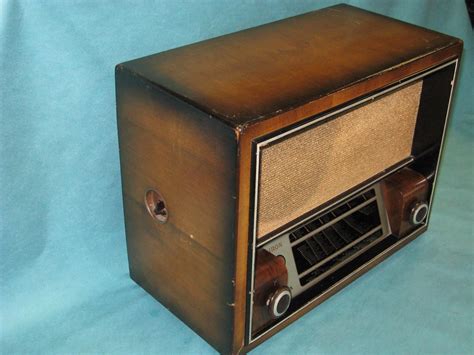 Staré rádio s logom Radiojournalu alebo fotografia provizórneho štúdia vo vládnej budove