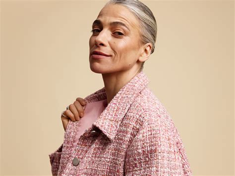 žena s elegantným a dôstojným výrazom tváre