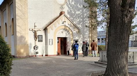 ľudia kľačiaci počas bohoslužby