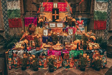 ilustrácia mexického oltára (ofrenda) s kvetmi aksametnice