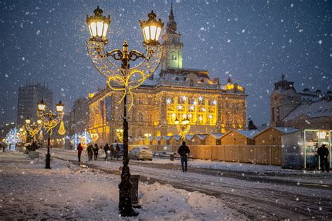 Zasnežené ulice Edinburghu s vianočným osvetlením