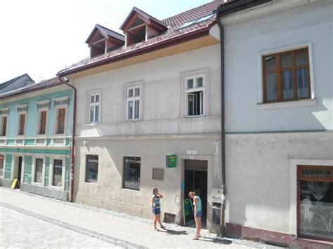 historická budova prvej detskej opatrovne v Banskej Bystrici s pamätnou tabuľou