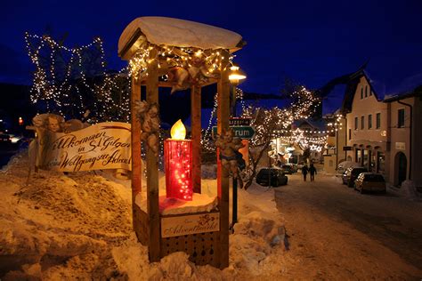 Adventný trh v malebnej dedinke pri jazere Wolfgangsee