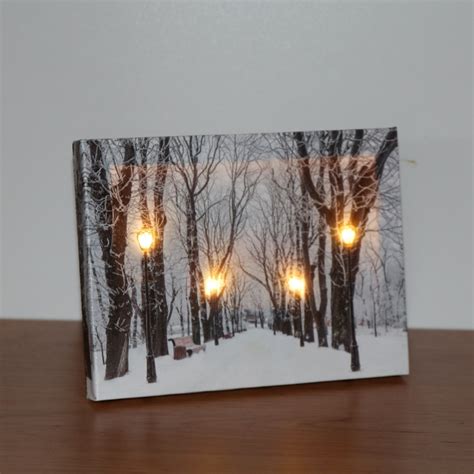 Fotografia detailu prepracovaného dreveného betlehema s LED osvetlením