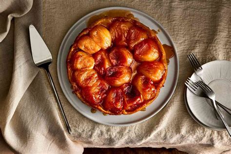 Schéma prípravy Tarte Tatin: od karamelizácie jabĺk až po vyklopenie koláča