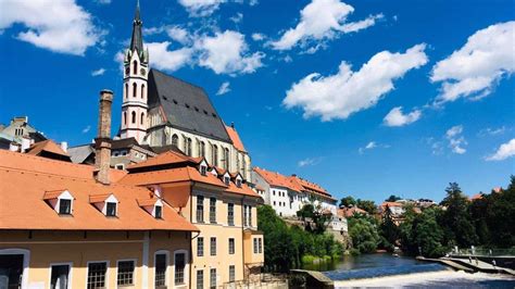 Zimná panoráma historického centra Českého Krumlova so zasneženým zámkom