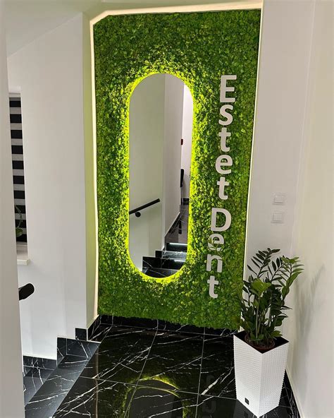 Drevené 3D logo hokejového tímu na stene