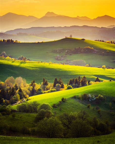 Tematické foto: Pohľad na západ slnka a relaxujúca silueta