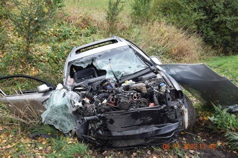 Muž za volantom pretekárskeho auta na okruhu