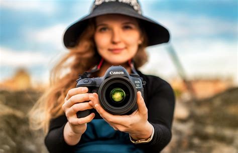 Muž sa učí fotiť s profesionálnym fotografom